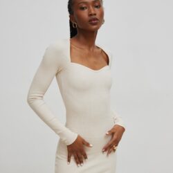 Sukienka dopasowana z dekoltem w kształcie serca WHITE SAND - FUSION-M/L