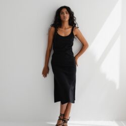 Sukienka na ramiączkach z prążkowanej dzianiny w kolorze TOTALLY BLACK - CARMEN