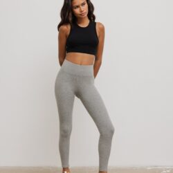 Legginsy damskie z prążkowanej dzianiny w kolorze DEEP GREY MELANGE- HIPS