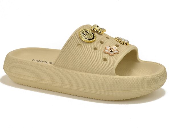 Beżowe piankowe klapki damskie z przypinkami Vinceza 76055