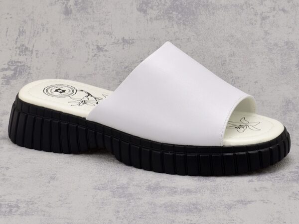 Białe klapki damskie na platformie Evento 25SD18-8719