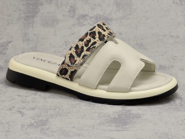 6a6dbeee1753cd60f6996028585443118a18b390 Beżowe klapki damskie na płaskim obcasie Vinceza 66769