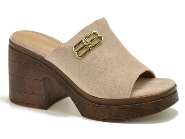 7840e19c577041f20da3e48f8b27e146f6ea7ed2 Beżowe klapki damskie na klocku Vinceza 17400