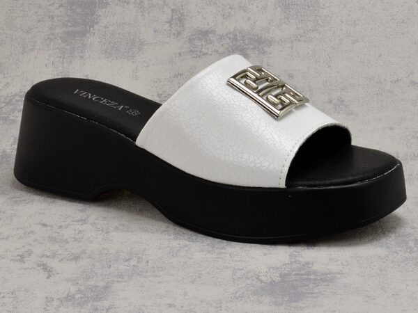 Białe klapki damskie na platformie Vinceza 79526