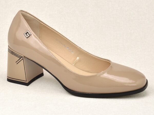 ac72bbd86b5d5684ceede56fff2ee8f04b5c4e89 Beżowe skórzane czółenka damskie na obcasie Vinceza 91130