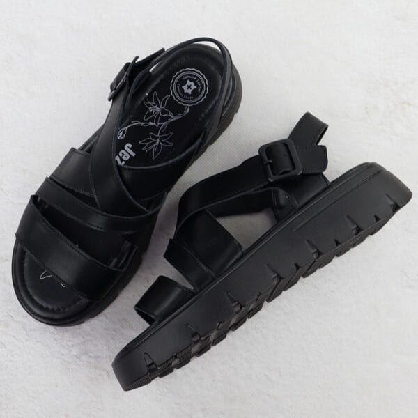 b99b4d2ba56a0a18b71a0a5012fdbf068fbddb32 Skórzane sandały damskie na podwyższeniu rzymianki czarne Jezzi 8716