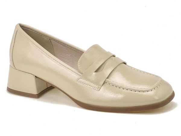 Beżowe lakierowane półbuty na obcasie Sergio Leone PB238