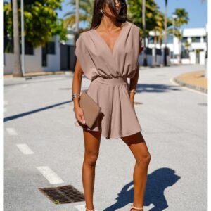 Krótki kombinezon z przekładanym dekoltem OLLI - mocha mousse