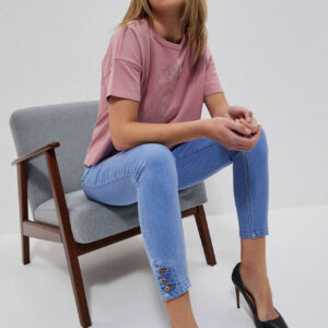 02be92c0b4b6305439297d58ad02705499fa33ae Jeansy medium waist z guzikami na nogawkach niebieskie