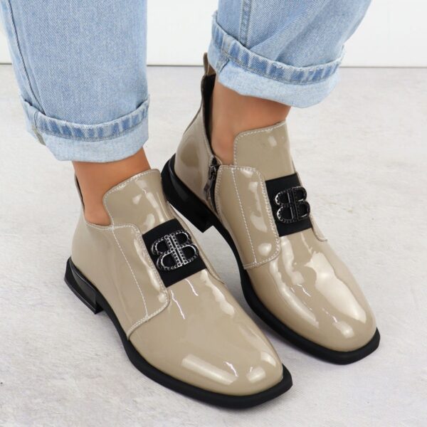 1167df2c220750901b9fd00b2d8667523d4bb777 Skórzane botki damskie lakierowane z ozdobą beżowe Filippo DBT4763