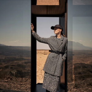 Płaszcz w delikatną jodełkę czarny