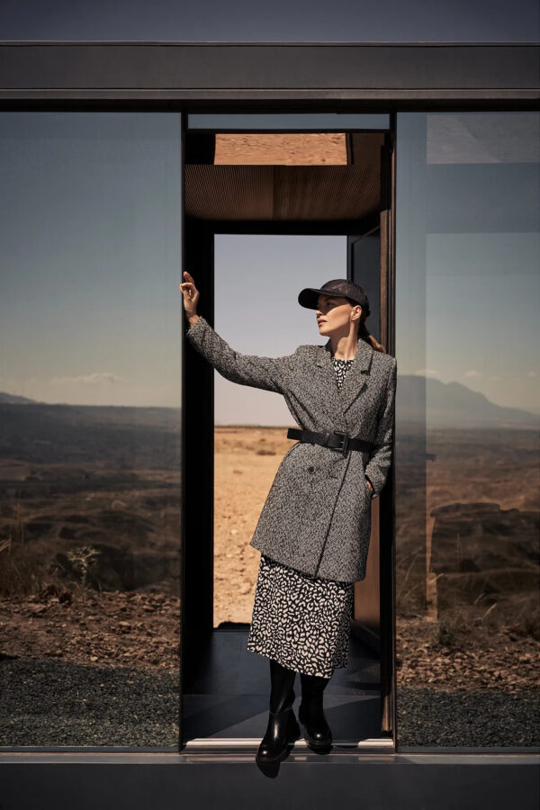 Płaszcz w delikatną jodełkę czarny