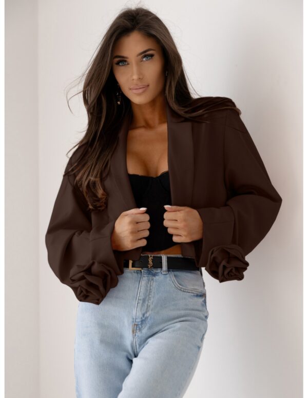 1800e4aeaea62e00248594f6b1e09d3de39db3eb Krótka marynarka oversize z różą na rękawie MALLA - czekoladowa
