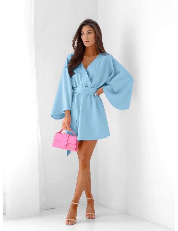WP sukienka mini z przekładanym dekoltem - błękitna