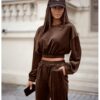 Welurowy dres krótka bluza i spodnie RODDY - czekoladowy