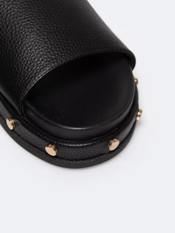 Klapki damskie na podwyższonej podeszwie z ozdobnymi nitami RR274214 906