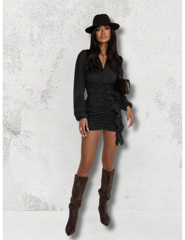 2f1fecd9974b35405bbf23d4e43638703a4a8648 Marszczona sukienka z ozdobnym kwiatem HASJA - czarna