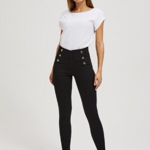 Jeansy z ozdobnymi guzikami