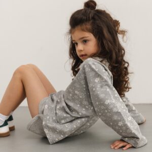 33df69da15d480d987675f08b739ce415bbc28f5 MINI bluza typu oversize z printem w kwiaty w kolorze GREY PRINT - POPPY-128-134 (8-9)