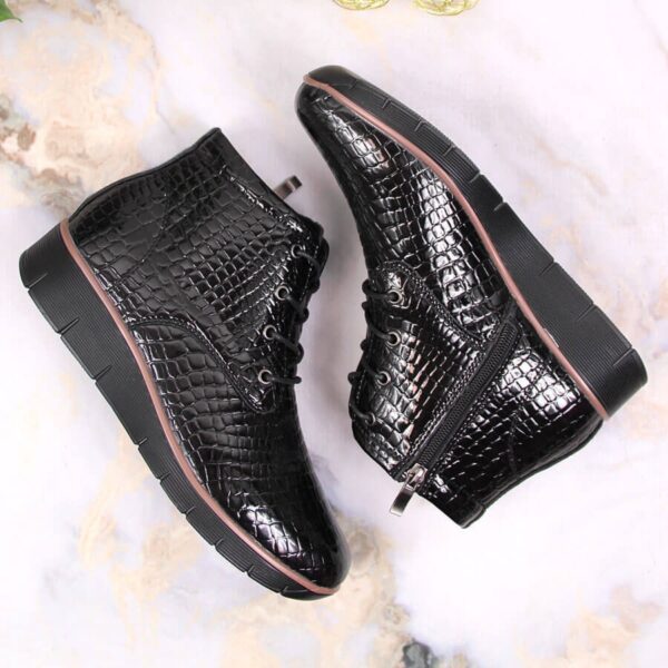 Skórzane lakierowane botki na koturnie kroko ocieplane czarne Filippo DBT3169