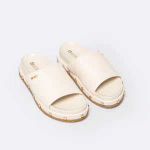 Klapki damskie na podwyższonej podeszwie z ozdobnymi nitami beżowe RR274215 801