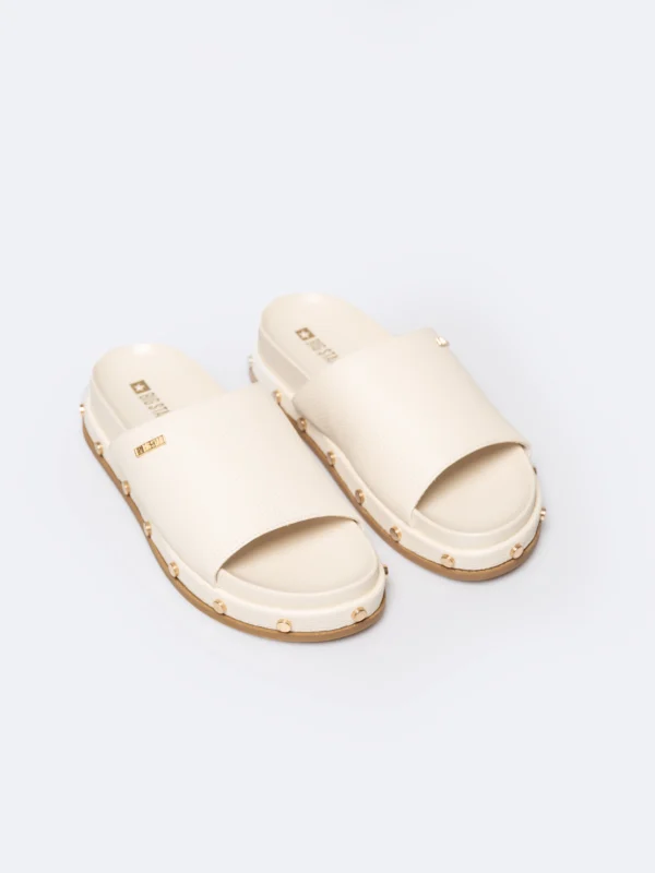 Klapki damskie na podwyższonej podeszwie z ozdobnymi nitami beżowe RR274215 801