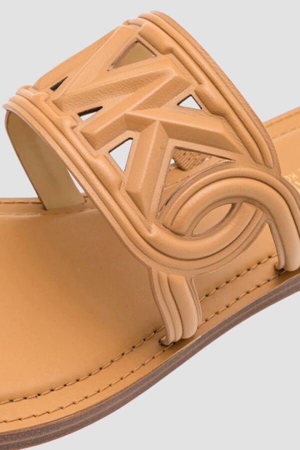 4b08af4c043d75bcd30c6bddd0a23b75c5bf4da0 MICHAEL KORS Brązowe klapki Alma Flat Sandal