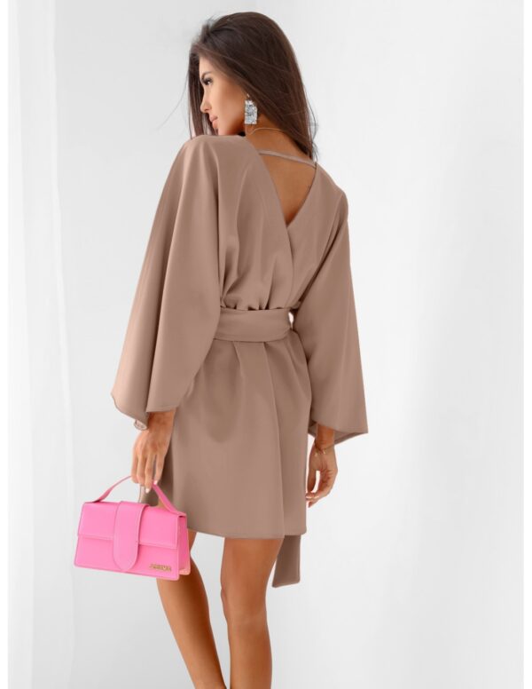 607f9fc21ffda3972c683a106a1cdb1805d9b3e7 Sukienka mini z przekładanym dekoltem ALIA - mocha mousse