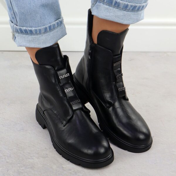 68e2823113101ae3158eed6efc8f0c2591e3bbfd Botki damskie na płaskim obcasie ocieplane czarne Jezzi MR2501-4