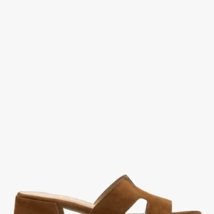 Jasnobrązowe klapki damskie na niewielkim obcasie