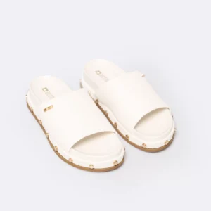 Klapki damskie na podwyższonej podeszwie z ozdobnymi nitami białe RR274216 101