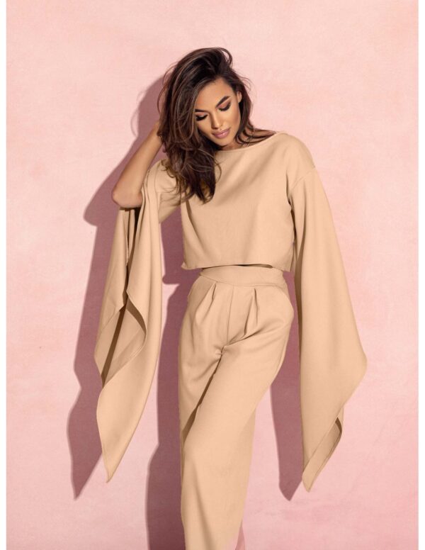 Modny komplet z asymetrycznym rękawem KORA - beżowy