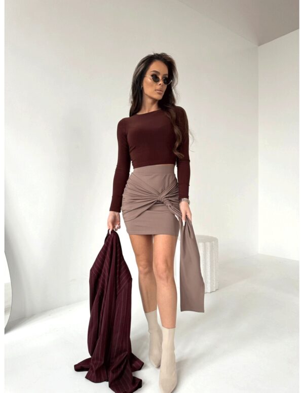 Dopasowana spódnica mini z wiązaniem MIRJA - czekoladowa