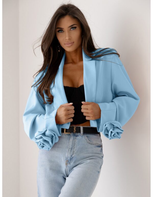 97abee57a6b16dade2ecddfb28ba40f6656eafd5 Krótka marynarka oversize z różą na rękawie MALLA - błękitna