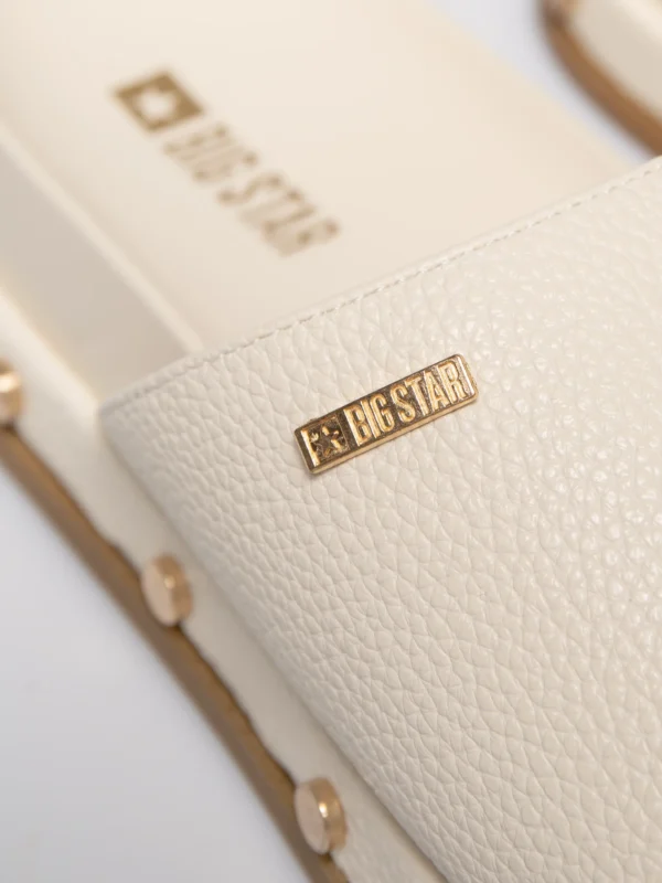 Klapki damskie na podwyższonej podeszwie z ozdobnymi nitami beżowe RR274215 801