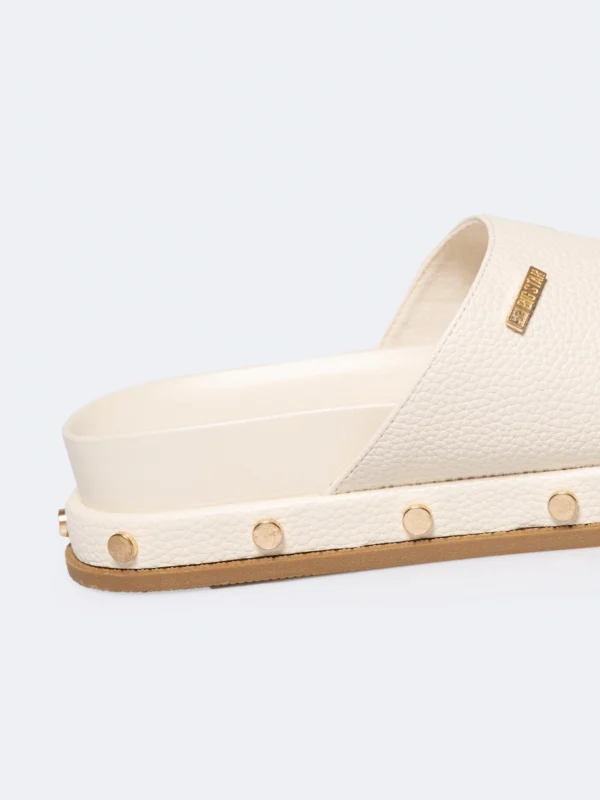 Klapki damskie na podwyższonej podeszwie z ozdobnymi nitami beżowe RR274215 801