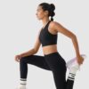 4F Biustonosz treningowy bezszwowy ze średnim wsparciem 4F x Anna Lewandowska - czarny