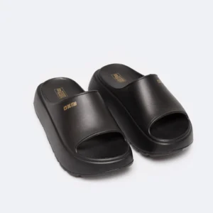 Klapki damskie na podwyższonej podeszwie czarne RR274A567 906