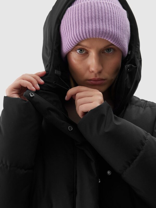 4F Długi płaszcz puchowy z syntetycznym wypełnieniem damski - czarny