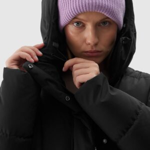 4F Długi płaszcz puchowy z syntetycznym wypełnieniem damski - czarny