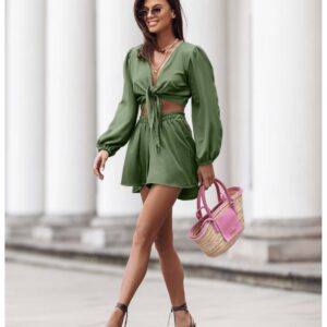 Modny komplet bluzka wiązana i spodenki AUREA - szałwiowy