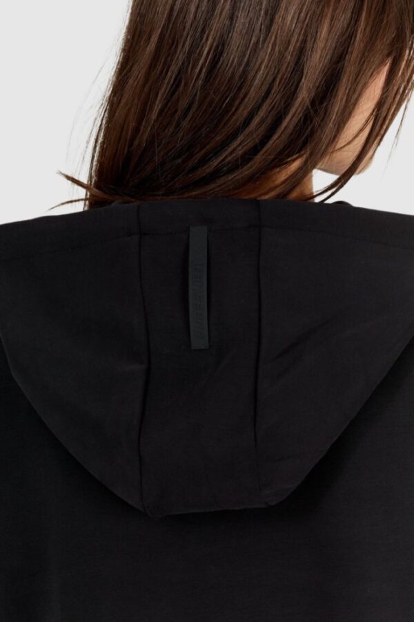 e791b2412f0293276f71a0f19311326cb7697233 GUESS Czarna bluza damska ze srebrnym logo i kapturem