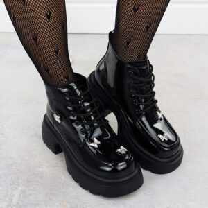 Skórzane botki damskie lakierowane workery z motylami czarne Goe SS2N4102