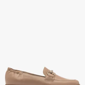 Beżowe mokasyny z miedzianą ozdobą na cholewce