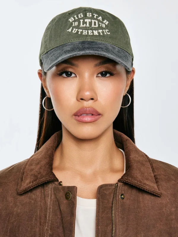 05572e50176a7a35599d7fef156e59e984837fc3 Czapka z daszkiem z haftem khaki Noel 303