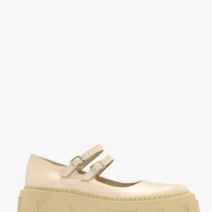 Beżowe czółenka z ozdobnym zapięcie