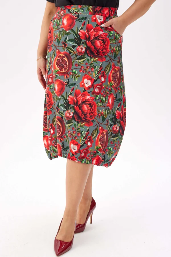 0cb785258fa0d152e5ecb0596fb8996e0e77a38c Wygodna i stylowa dresowa spódnica Karina - kwiatowo-owocowy wzór PLUS