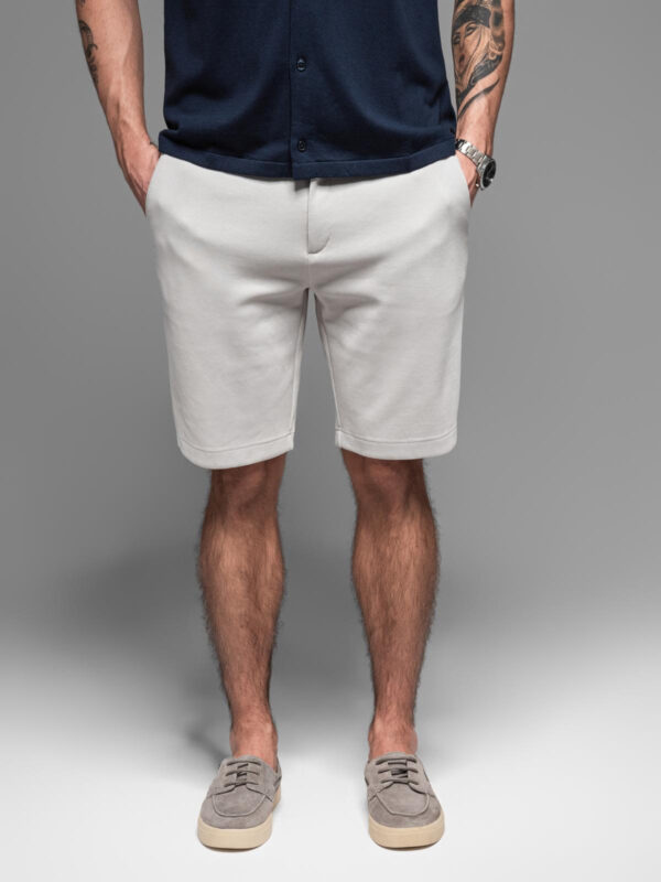 Krótkie spodenki męskie SLIM FIT z melanżowej strukturalnej dzianiny – jasnoszare V5