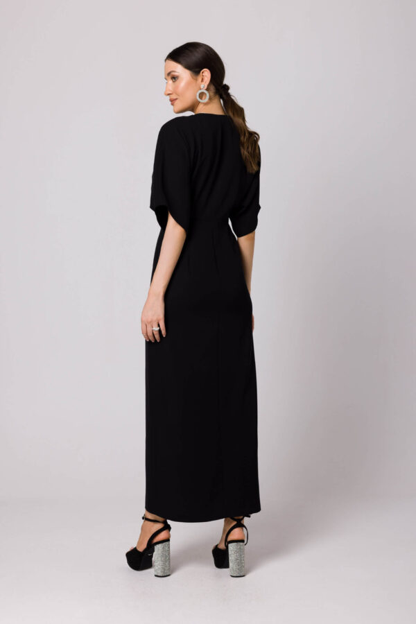 Długa sukienka z dekoltem V i rozcięciem kimonowa niebieska