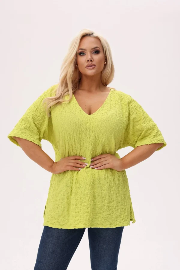 123f7f1624e2088a92bfdab00f9242578ec43df0 Kimonowa bluzka Zaria o marszczonej teksturze - Limonkowa Energia PLUS SIZE XXL OVERSIZE
